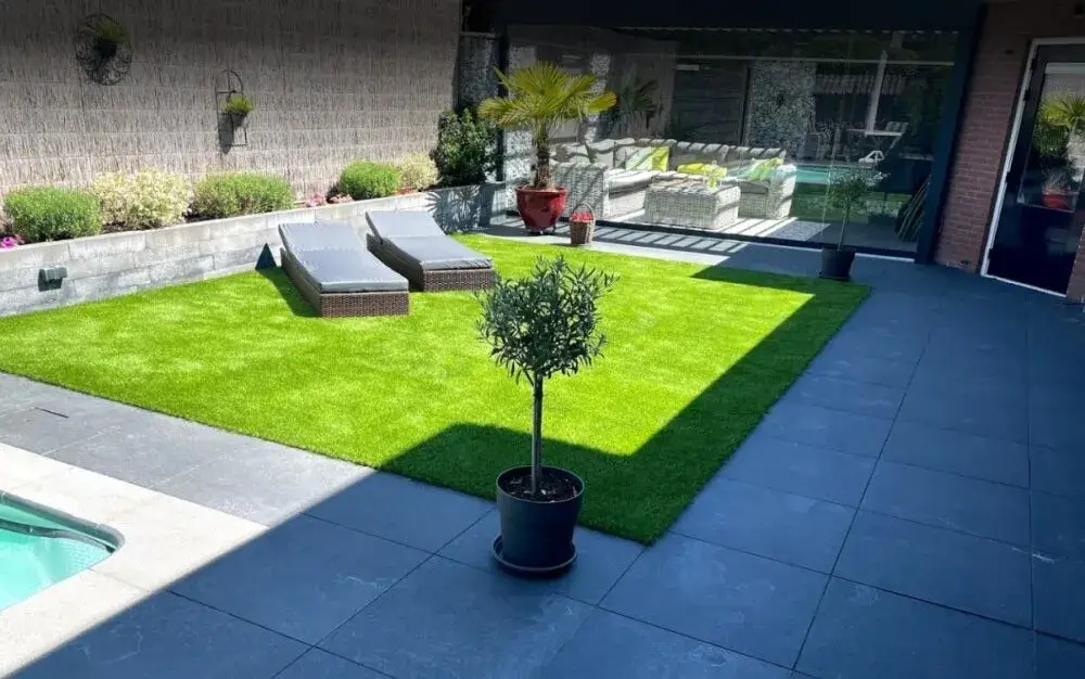 Kunstgras als gazon in een tuin met half zon/half schaduw